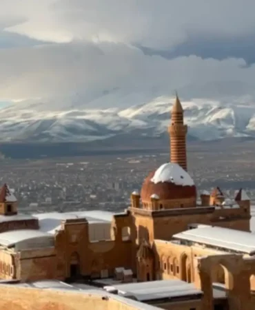 İshak Paşa Sarayı Kar Altında Masalsı Bir Güzelliğe Büründü