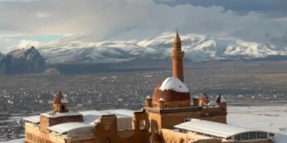 İshak Paşa Sarayı Kar Altında Masalsı Bir Güzelliğe Büründü