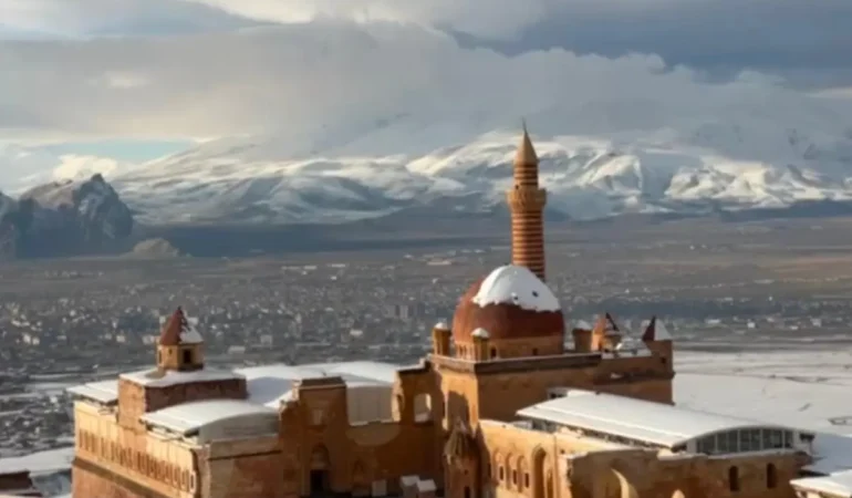 İshak Paşa Sarayı Kar Altında Masalsı Bir Güzelliğe Büründü