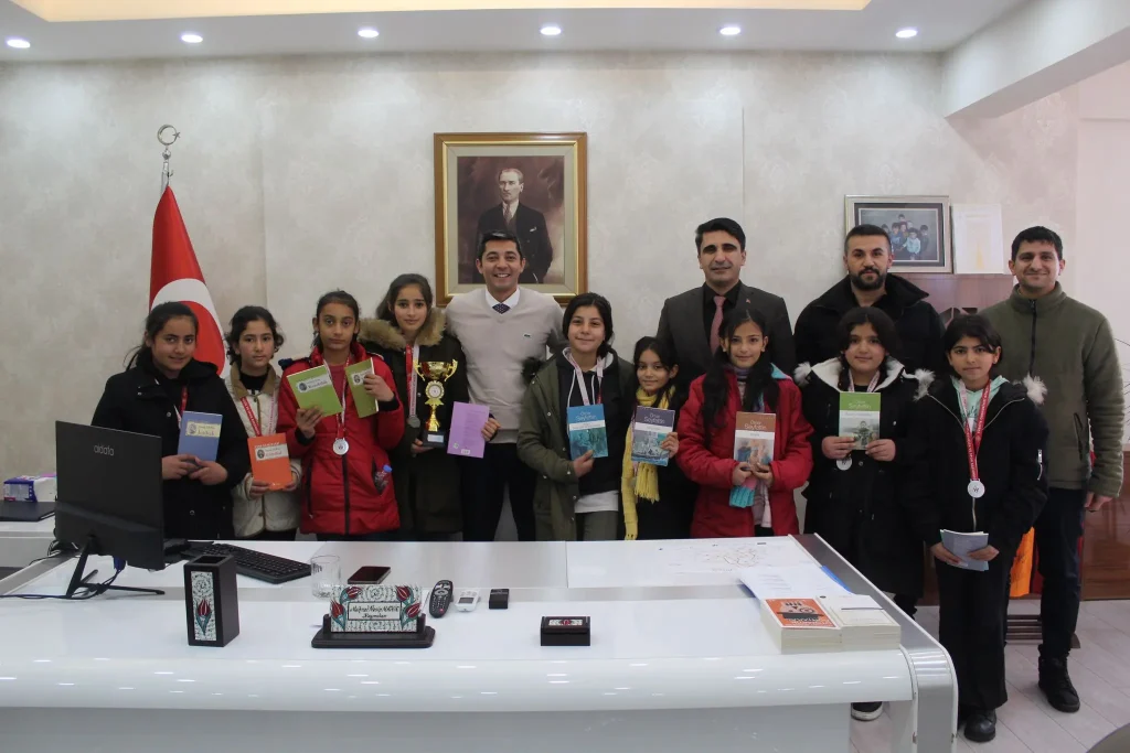 Ağrı’da düzenlenen Okul Sporları Voleybol Küçükler Kız-Erkek İl Birinciliği müsabakaları, kıyasıya bir rekabetin ardından sona erdi. İl genelinden çok sayıda okulun katılımıyla gerçekleştirilen turnuva, sporcuların hem mücadele azmini hem de centilmenliklerini gözler önüne serdi. Dereceye giren Hamur Adımova Ortaokulu ve Hamur Seyithanbey Ortaokulu öğrencileri, Hamur Kaymakamı Mehmet Nesip Mahir tarafından makamında ağırlanarak ödüllerle teşvik edildi. Ziyaret sırasında öğrenciler, turnuvaya katılmanın kendileri için unutulmaz bir deneyim olduğunu ifade etti. Spor yapmanın keyfini çıkardıklarını belirten öğrenciler, aynı zamanda takım çalışmasının önemini öğrenmekten duydukları memnuniyeti dile getirdi. Ziyaret, Kaymakam Mahir’in hediyeleri ve öğrencilerle yaptığı sıcak sohbetlerle unutulmaz anlara sahne oldu. Kaymakam Mahir, görüşmede sporun gençler üzerindeki olumlu etkilerine dikkat çekerek şu ifadeleri kullandı “Bu turnuva, öğrencilerimizin azmini, disiplinini ve yeteneklerini sergileyebildikleri önemli bir organizasyon oldu. Spor, dostluk ve centilmenlik kazandırır. Sizler, ilçemizin gururu oldunuz ve bizleri onurlandırdınız. Başarılarınızı desteklemek ve daha iyi yerlere gelmenize katkı sağlamak bizim görevimiz.” Kaymakam Mahir, sporun yanı sıra bilginin de başarıya giden yolda önemli bir yer tuttuğuna vurgu yaparak öğrencilere kitap hediye etti “Başarı sadece sporla değil, bilgi ve kültürle de mümkündür. Hem fiziksel hem zihinsel olarak donanımlı bireyler olmanız bizim için büyük bir gurur kaynağıdır. Gelecekte ülkemize katkı sağlayacak bireyler olarak sizlere güvenimiz tam.” Makam ziyaretinde ödüllerini ve hediyelerini alan öğrencilerin gözlerindeki mutluluk ve gurur, bu organizasyonun gençler üzerindeki etkisini bir kez daha ortaya koydu. Turnuva, Ağrı’da sporun ve eğitimin birlikte nasıl güçlendiğini gösteren anlamlı bir etkinlik olarak hafızalara kazındı.