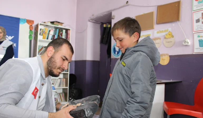 Genç İyilik Kulübünden Eleşkirtin Çocuklarına Umut Eli