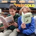 Ağrı Doğa Koleji öğrencileri caddeyi açık hava kütüphanesine çevirdi