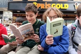 Ağrı Doğa Koleji öğrencileri caddeyi açık hava kütüphanesine çevirdi - Ağrı Haber Tv Ağrı Doğa Koleji öğrencileri caddeyi açık hava kütüphanesine çevirdi