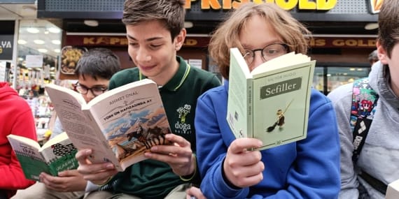 Ağrı Doğa Koleji öğrencileri caddeyi açık hava kütüphanesine çevirdi