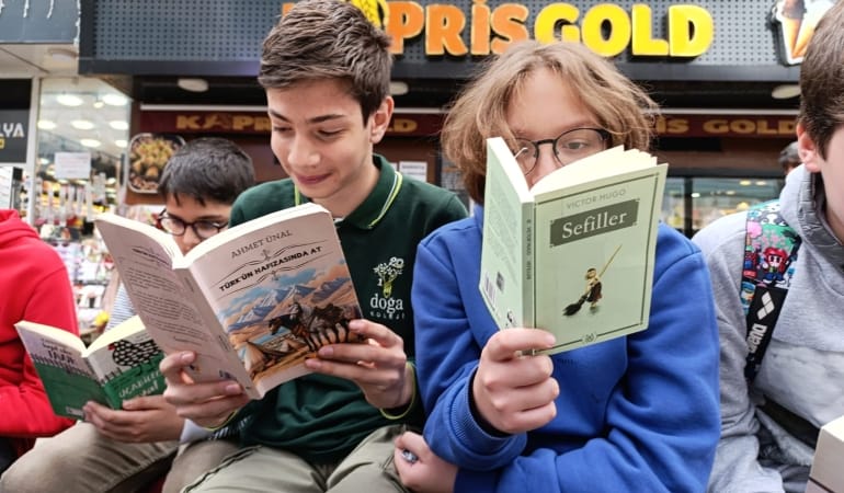 Ağrı Doğa Koleji öğrencileri caddeyi açık hava kütüphanesine çevirdi