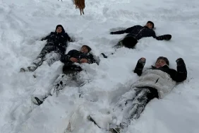 Ağrıda kar yağışı çocukları sevindirdi