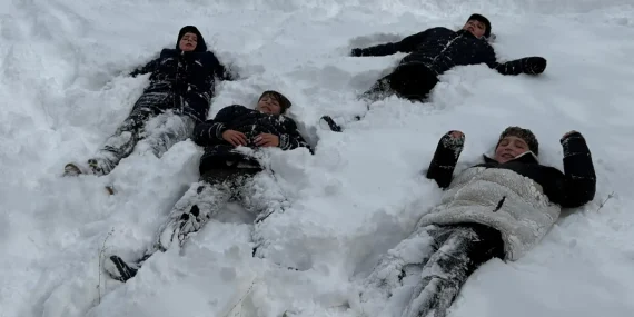 Ağrıda kar yağışı çocukları sevindirdi