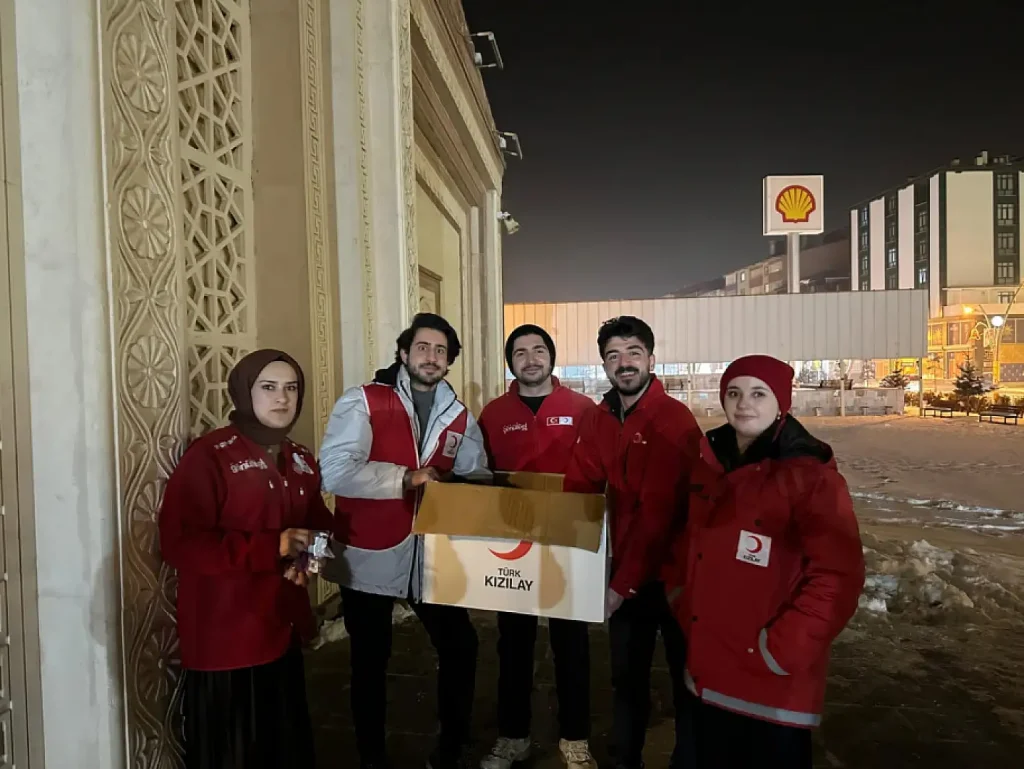 Ağrı’da ramazanın ilk teravihi Kızılay’ın ikramlarıyla taçlandı