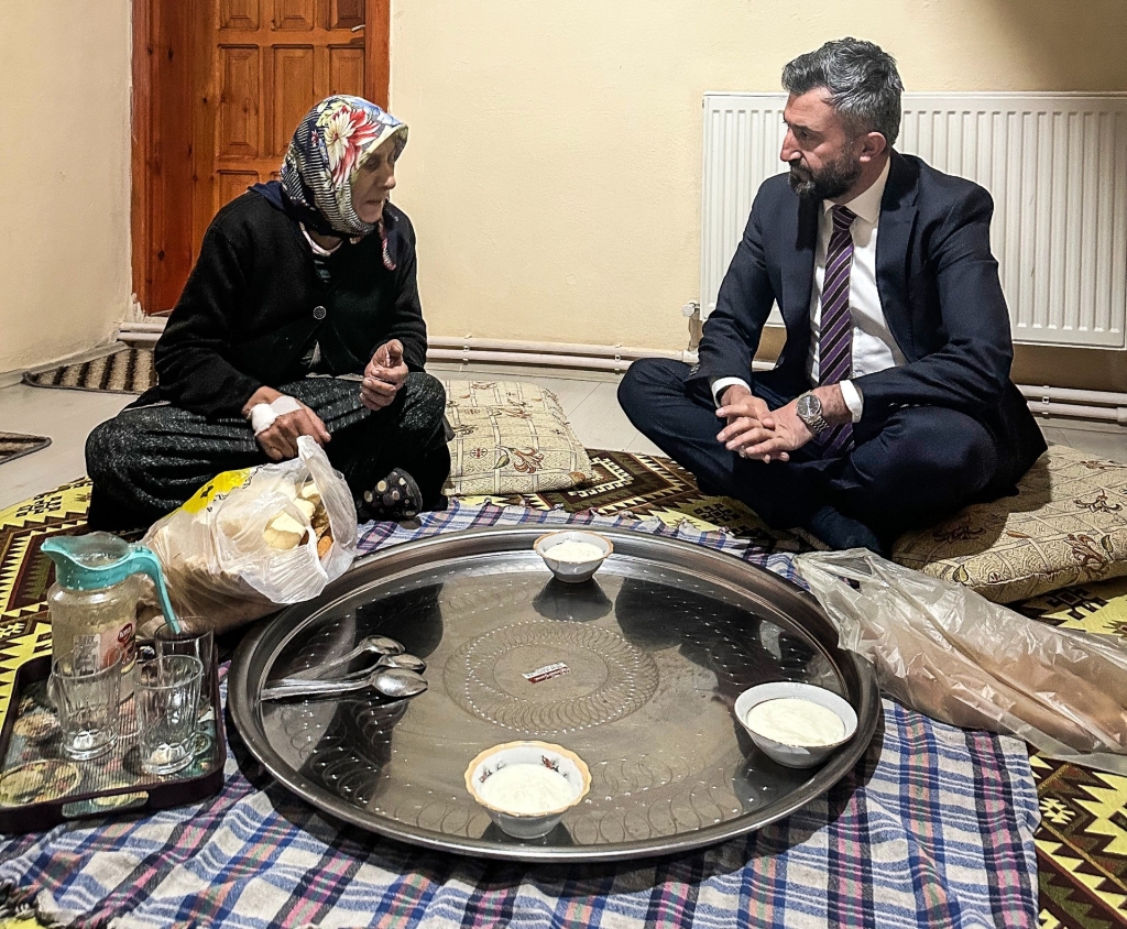 Ak Parti Ağrı İl Başkanı Yıldız Halime Teyze ile iftar sofrasında buluştu