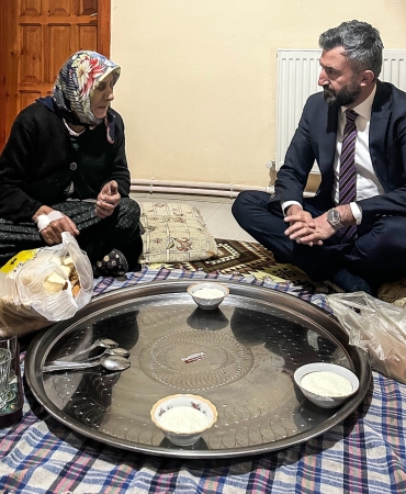 Ak Parti Ağrı İl Başkanı Yıldız Halime Teyze ile iftar sofrasında buluştu