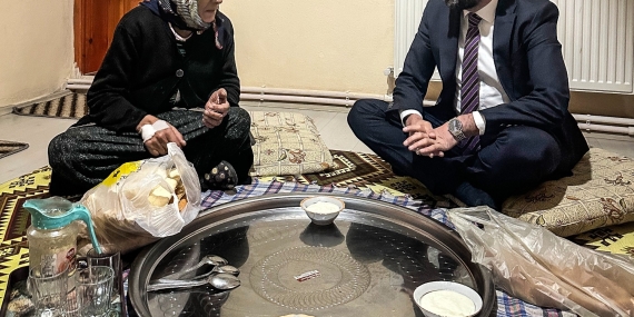 Ak Parti Ağrı İl Başkanı Yıldız Halime Teyze ile iftar sofrasında buluştu