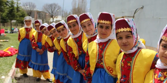 Ağrıda çocuklardan huzurevine bayram sürprizi