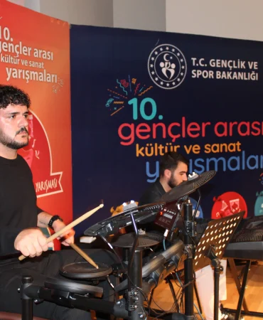 Ağrıda gençlik sahneye çıktı kültür coşkusu başladı