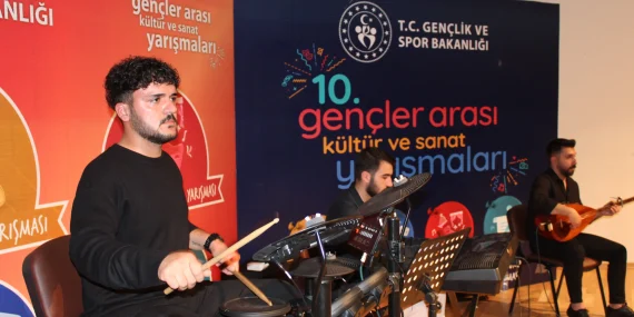 Ağrıda gençlik sahneye çıktı kültür coşkusu başladı