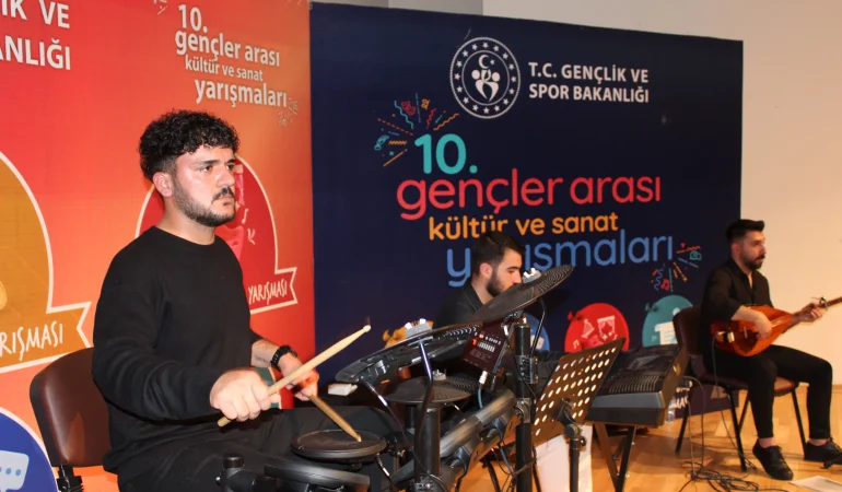 Ağrı’da gençlik sahneye çıktı, kültür coşkusu başladı