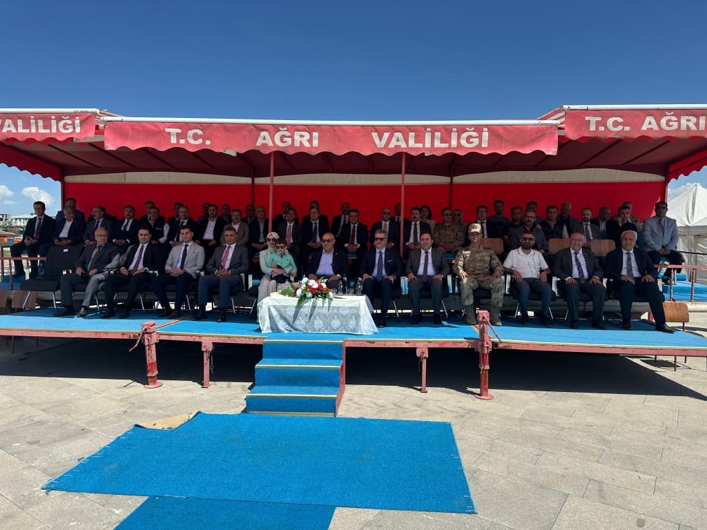 Ağrı’nın tescilli dönerini Vali Koç kesti, vatandaşlara ikram etti