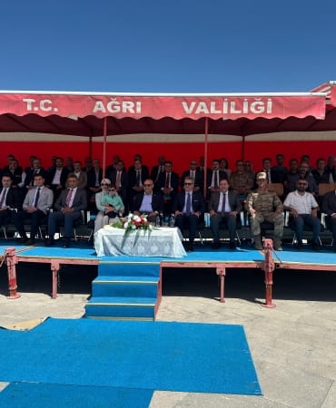 Ağrının tescilli dönerini Vali Koç kesti vatandaşlara ikram etti - Ağrı Haber Tv Ağrının tescilli dönerini Vali Koç kesti vatandaşlara ikram etti