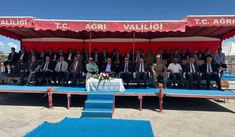 Ağrı’nın tescilli dönerini Vali Koç kesti, vatandaşlara ikram etti