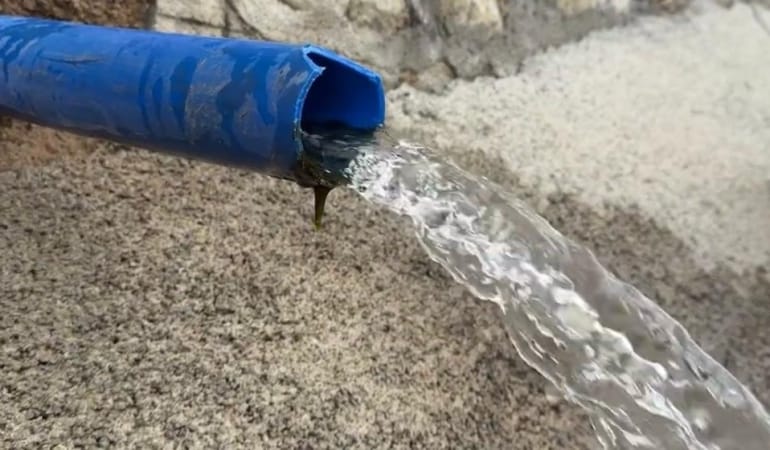 Doğal su için kilometrelerce yol yapıyorlar