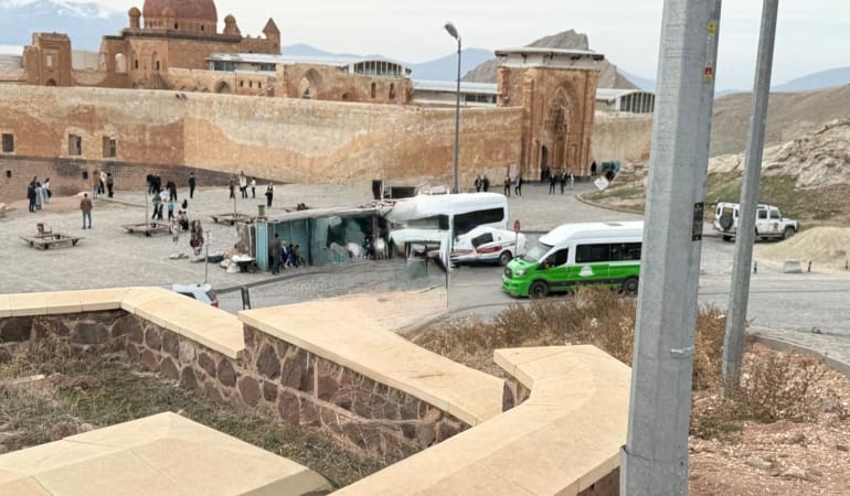 Doğunun masalsı sarayı ziyaretçi akınına uğruyor