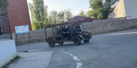 Elekşirtte esnafın ürettiği elektrikli araç vatandaşların ilgi odağı oldu