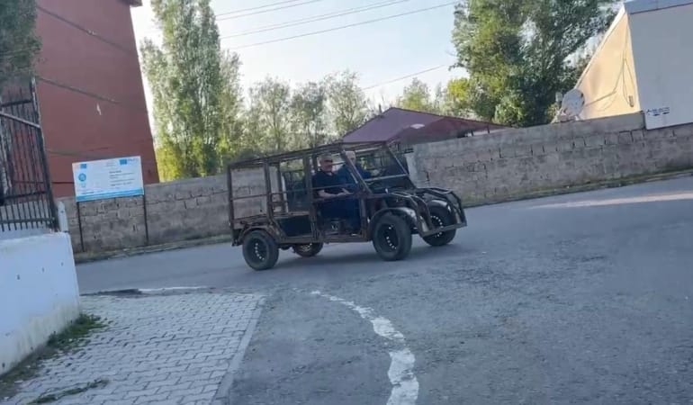 Elekşirt’te esnafın ürettiği elektrikli araç vatandaşların ilgi odağı oldu