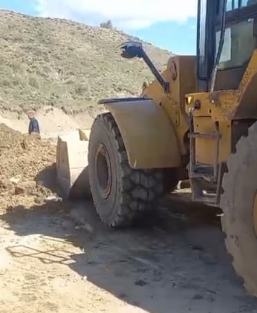 Eleşkirtte heyelanın kapattığı köy yolu kısa sürede açıldı