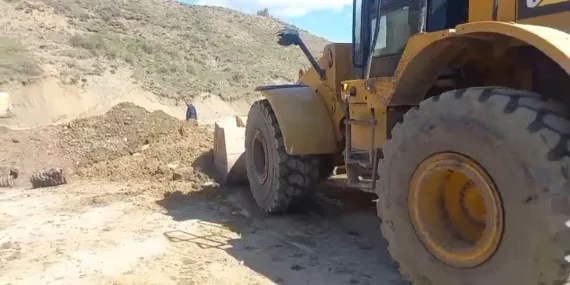 Eleşkirtte heyelanın kapattığı köy yolu kısa sürede açıldı