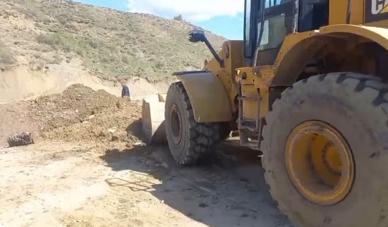 Eleşkirtte heyelanın kapattığı köy yolu kısa sürede açıldı