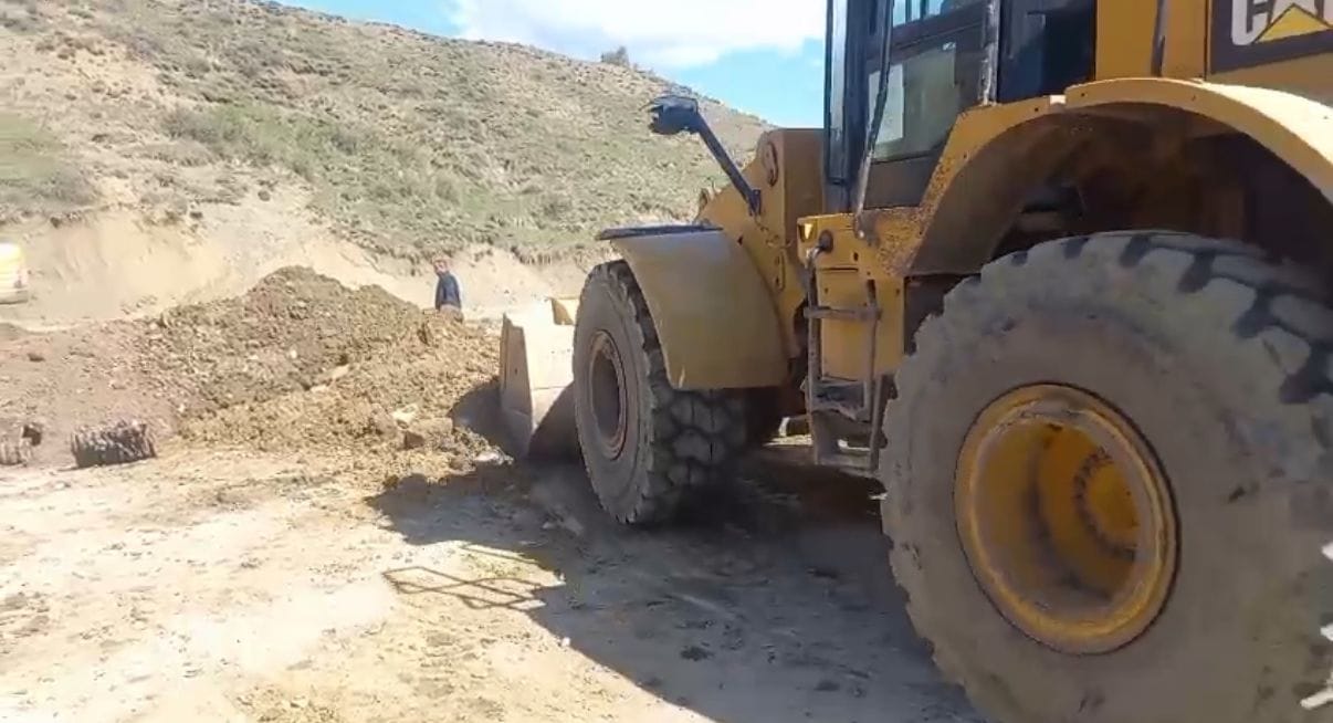 Eleşkirtte heyelanın kapattığı köy yolu kısa sürede açıldı