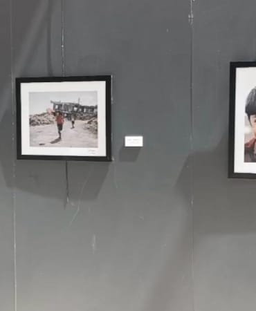 Savaş ve göç mağduru çocukların portreleri tarihi sarayda sergileniyor