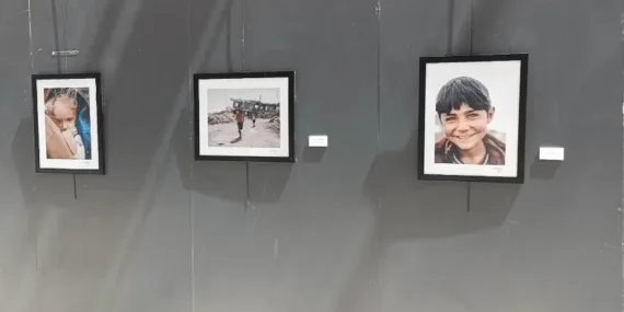 Savaş ve göç mağduru çocukların portreleri tarihi sarayda sergileniyor