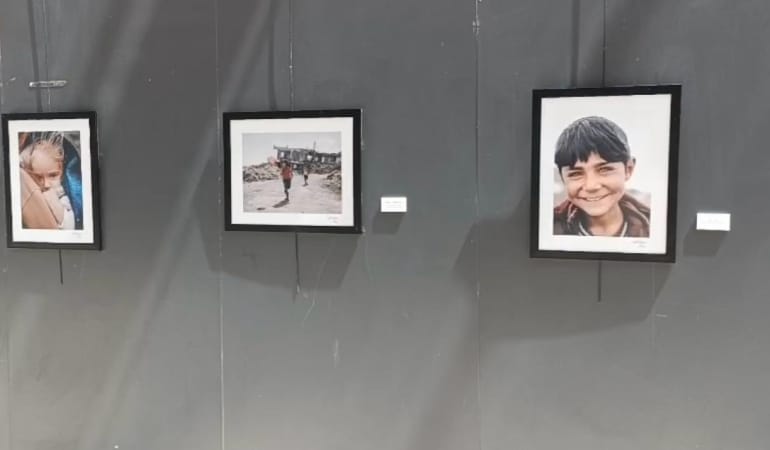 Savaş ve göç mağduru çocukların portreleri tarihi sarayda sergileniyor