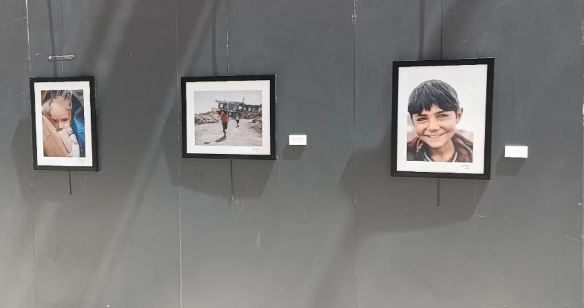 Savaş ve göç mağduru çocukların portreleri tarihi sarayda sergileniyor